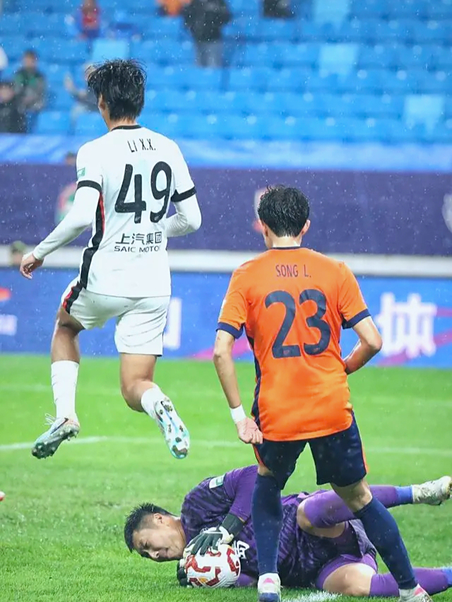 平博体育sport- 今夜强势反弹引欢呼上海海港今晚主帅复盘之后，赛前罗马调整名单以备德甲